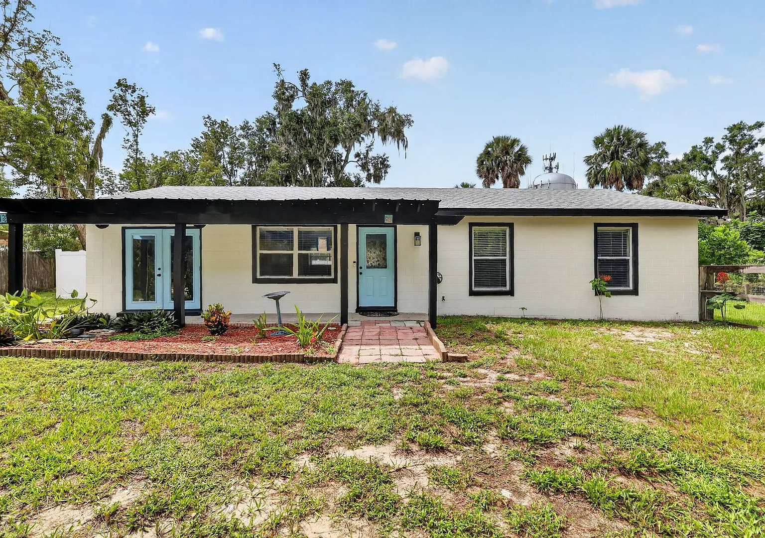 Charming Downtown Mount Dora Home on Nearly Acre! — Photo 1