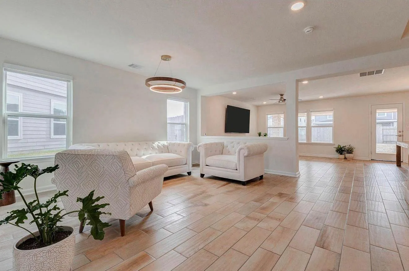 3 bed, 2.5 bath, 2800 sqft, $2,450 — Photo 3
