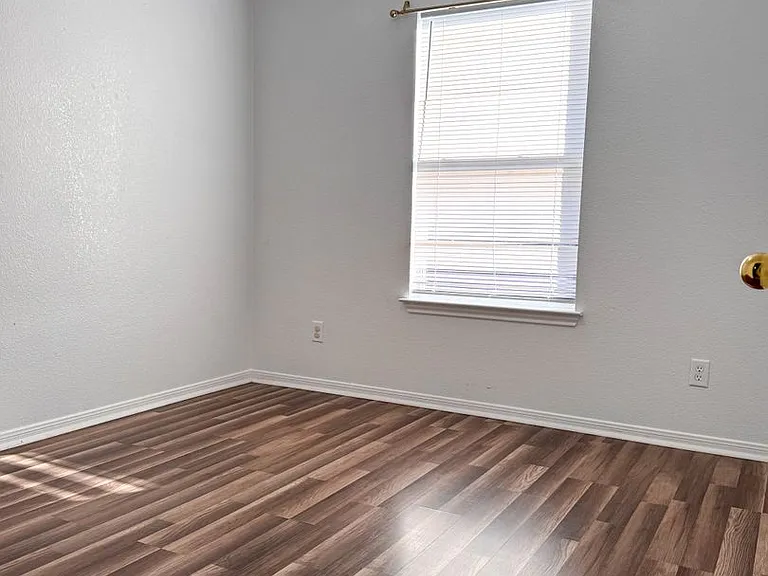 502 Bermuda — Photo 3