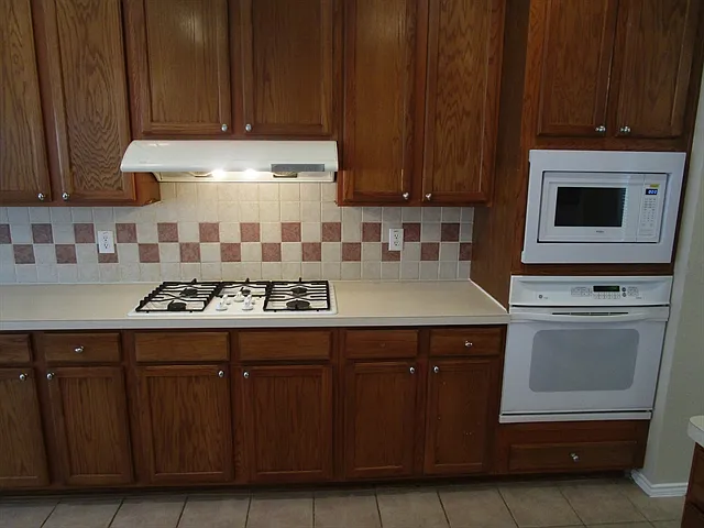 3 bed, 2.5 bath, 2800 sqft, $2,595 — Photo 2