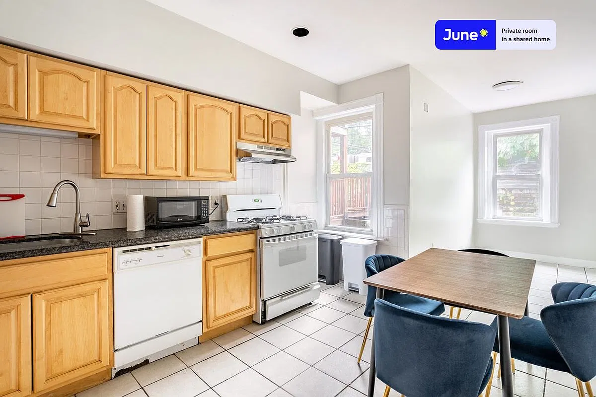 Queen bedroom in 4 bed/2 bath home in Brookline #1923 E — Photo 4