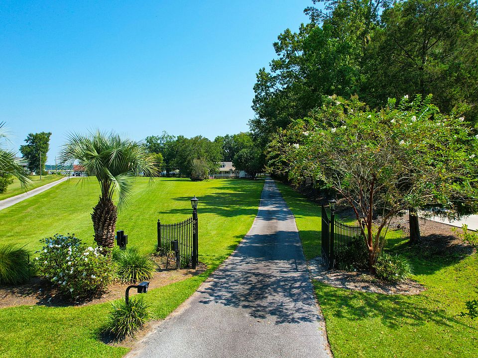 1st image of 935 River Rd