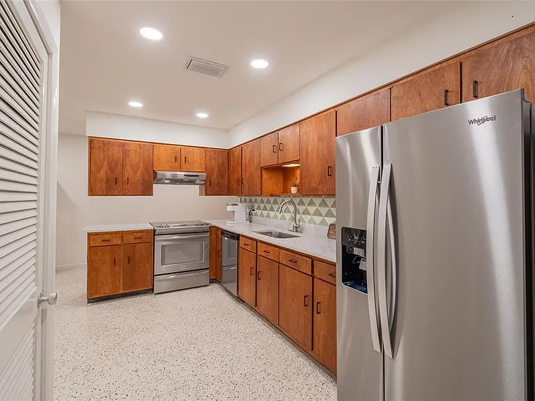 725 S Wilson Ave — Photo 4
