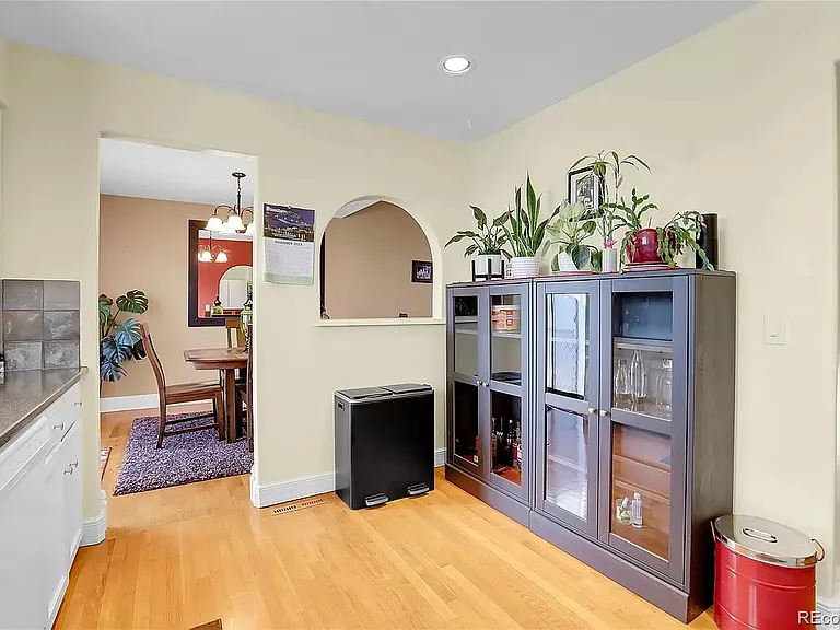 10610 Albion St — Photo 4