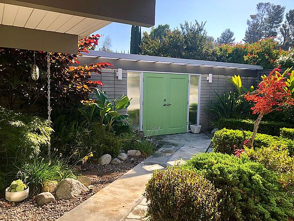 Private courtyard Entry
