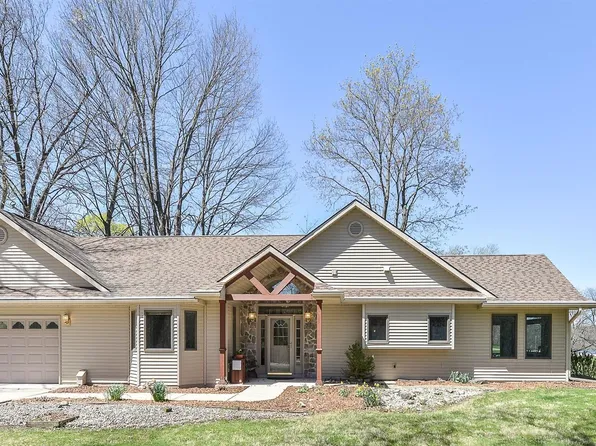 3724 Colonial Dr, Pinckney, MI 48169