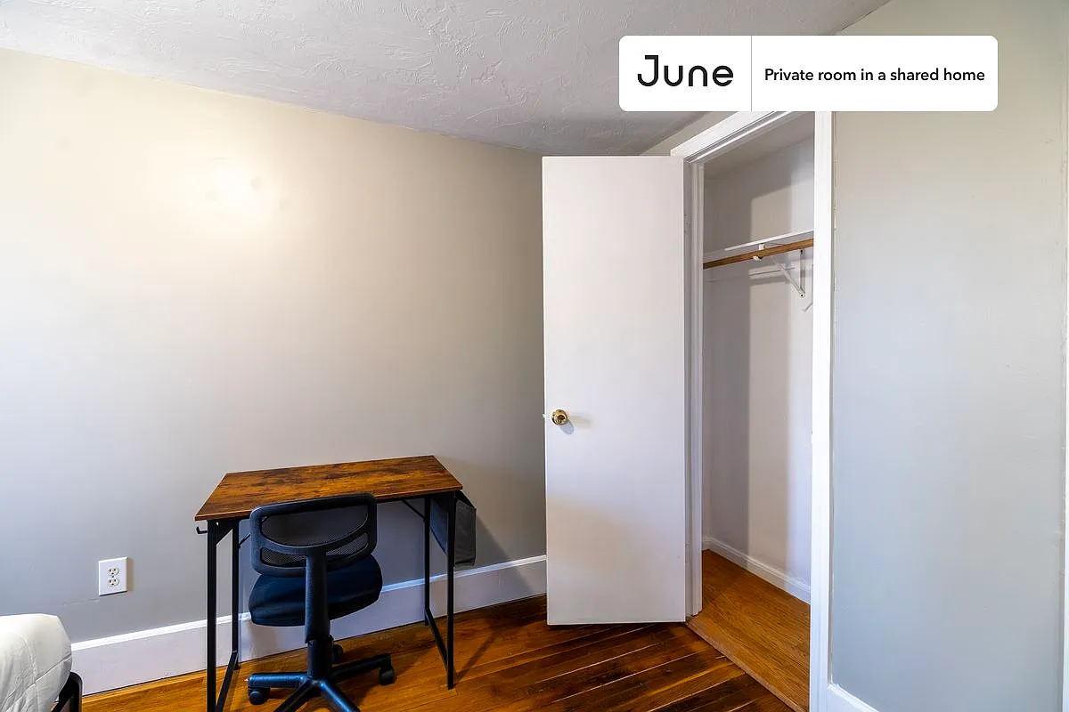 Queen bedroom in 4 bed/2 bath home in Newton Corner #925 B — Photo 4