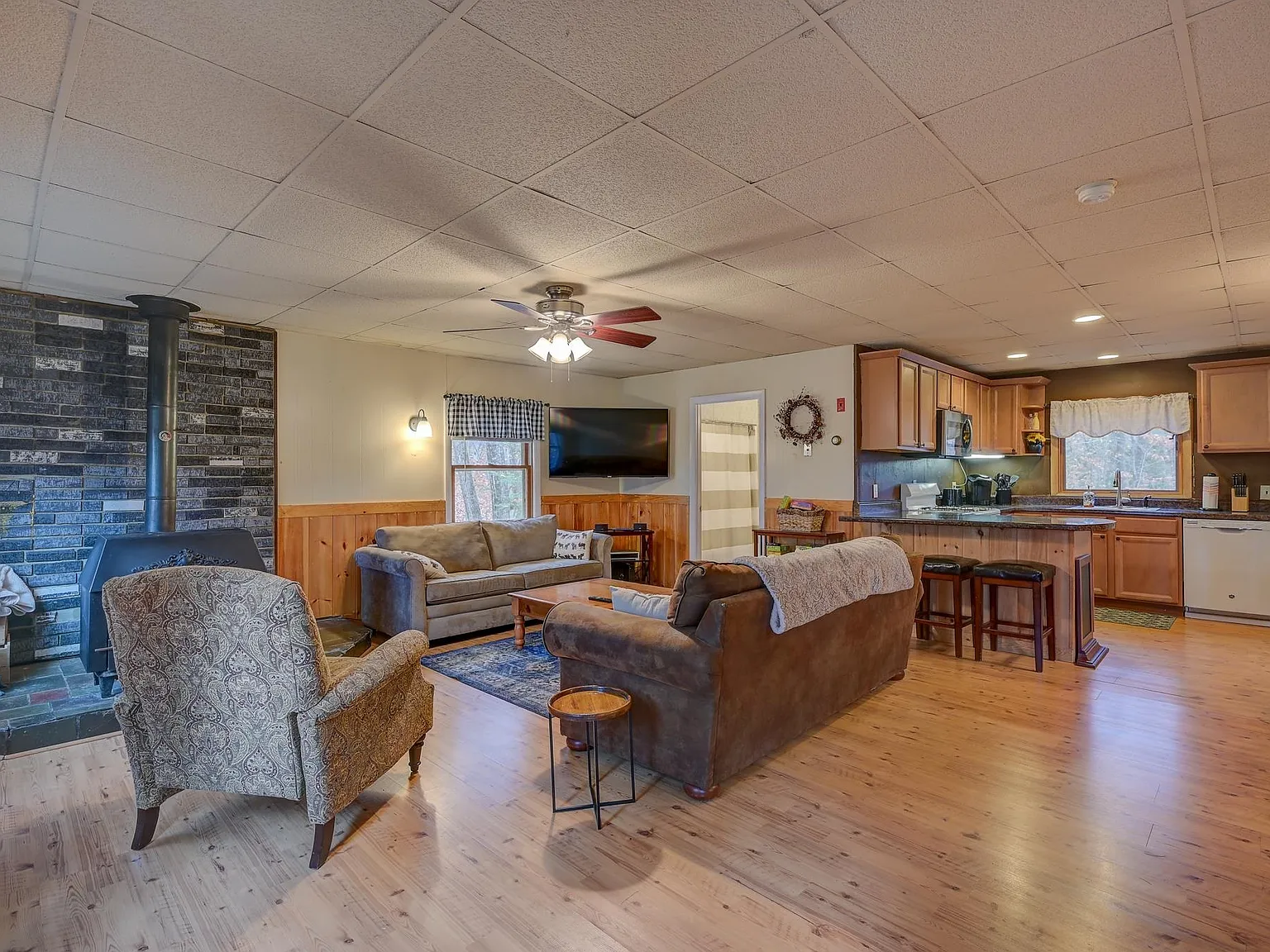 3 bed, 2.0 bath, 2260 sqft, $2,400 — Photo 3