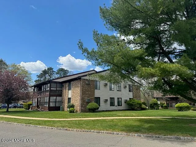 118 Amberly Dr #J — Photo 1