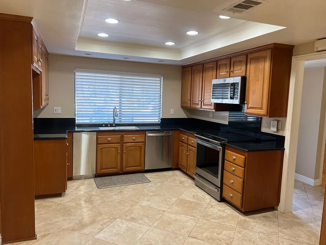 3 bed, 2.5 bath, 1647 sqft, $5,200 — Photo 4