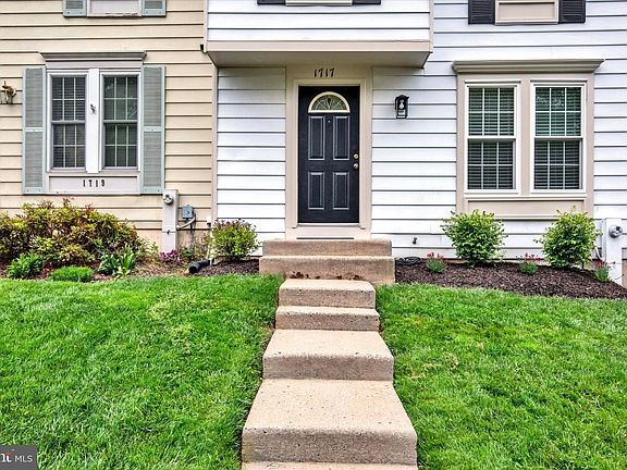 2nd image of 1717 Chesterfield Sq