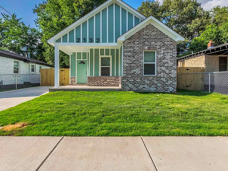 2132 Lyon Ave — Photo 1