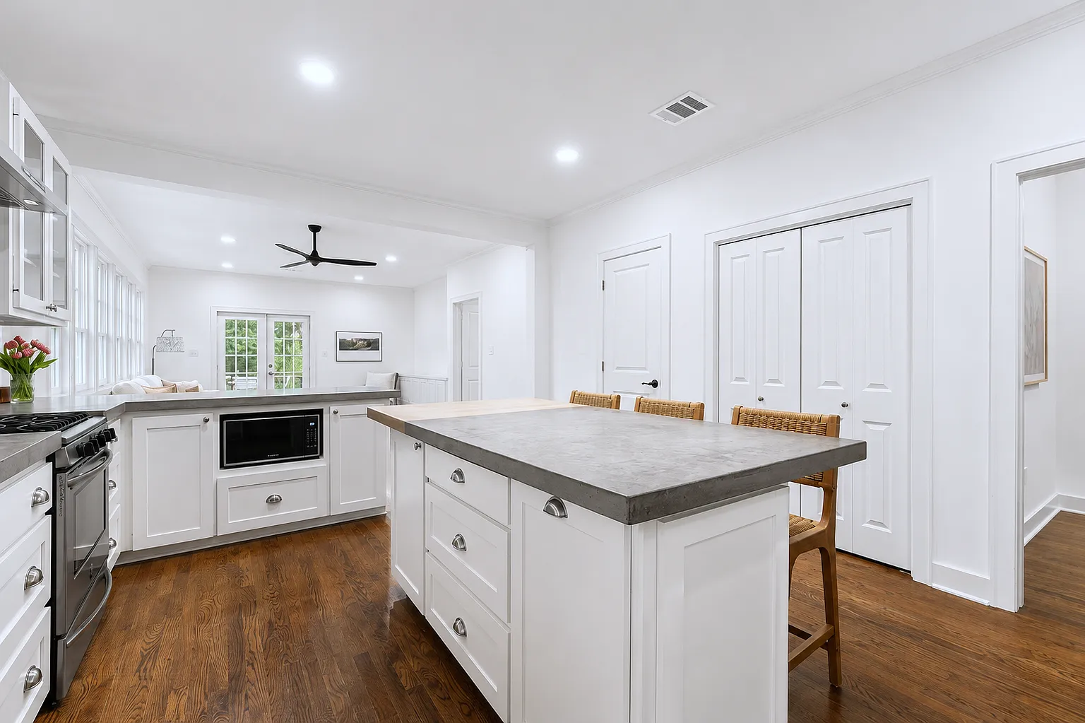 6 bed, 2080 sqft, $11,700 — Photo 2