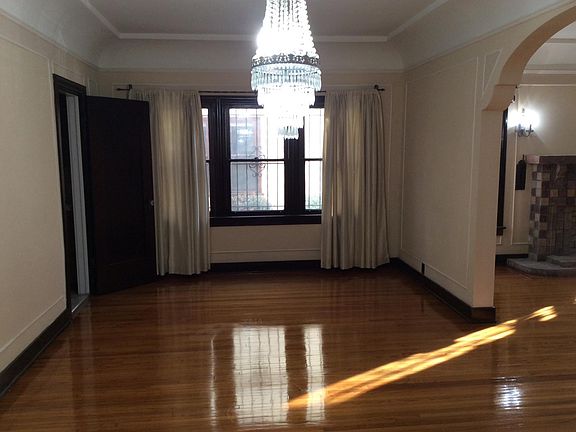5th image of 138 N Sycamore Ave #138