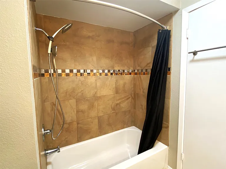 2704 Winding Creek Dr — Photo 13