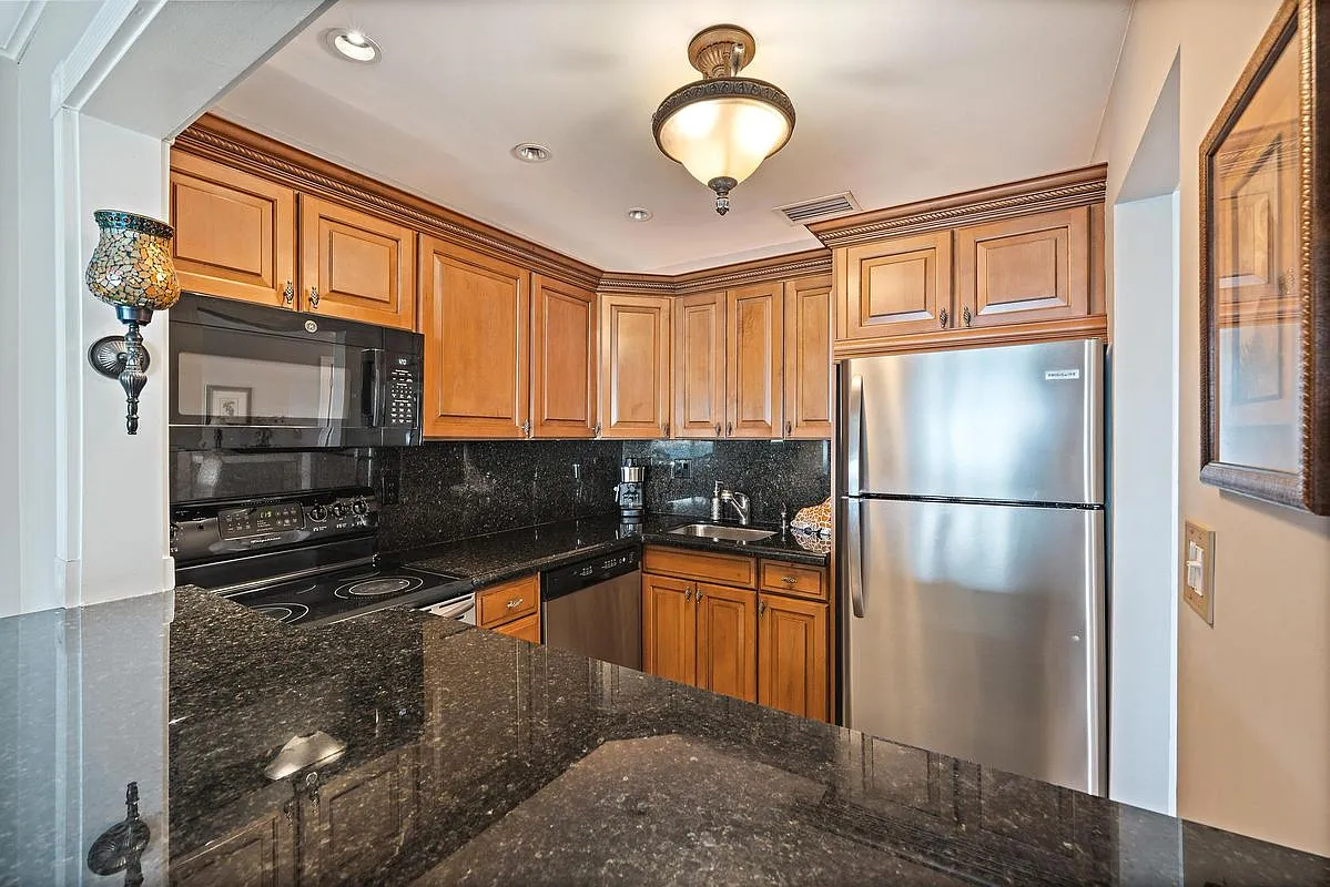 1 bed, 1.0 bath, 818 sqft, $2,200 — Photo 3