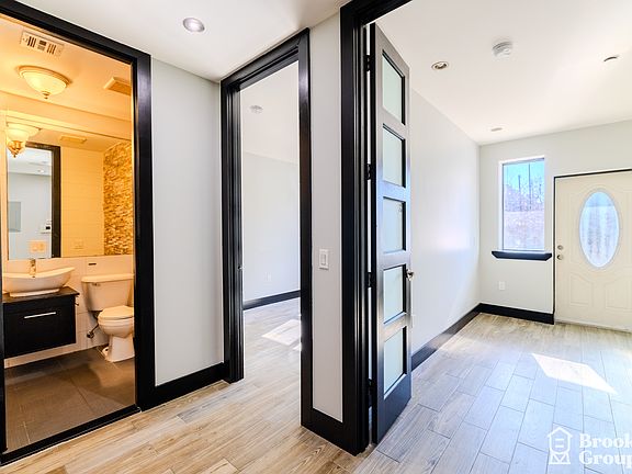 4th image of 508 Seneca Ave #3C