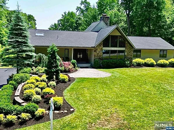 29 Daniel Ct, Woodcliff Lake, NJ 07677