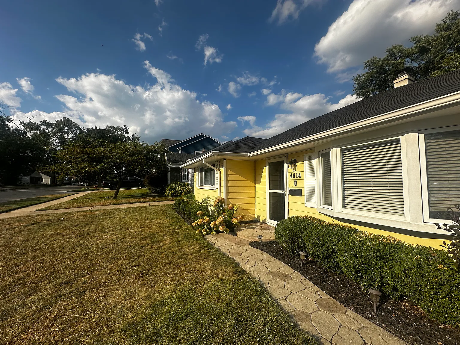 2 bed, 872 sqft, $1,730 — Photo 2