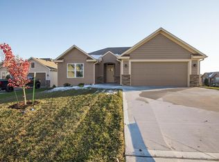 10005 E Kelly Dr, Peculiar, MO 64078