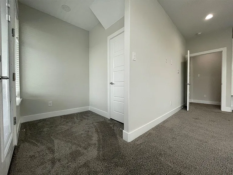 2417 N Winnetka Ave — Photo 14
