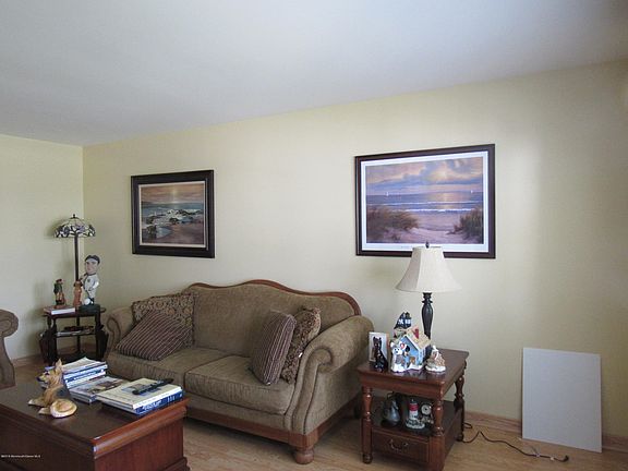3rd image of 22 Buckingham Drive N