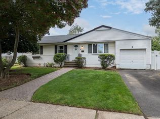 4 Paula Dr, Farmingdale, NY 11735