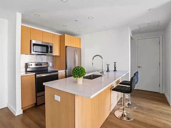 5th image of 814 Amsterdam Ave APT 8J