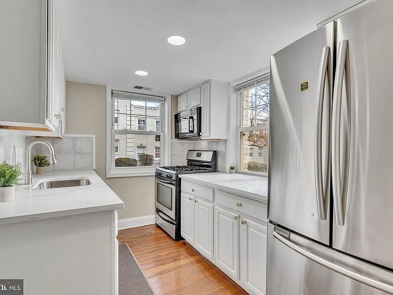 912 Barnaby St SE #101 — Photo 13