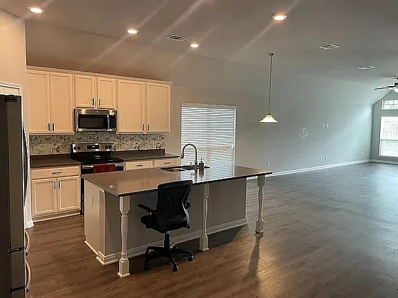 4 bed, 2197 sqft, $2,295 — Photo 4