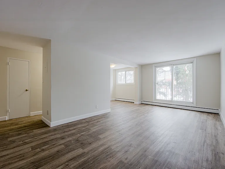 1510 Queenston Rd — Photo 8