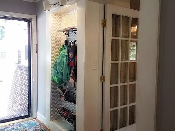 3rd image of 210 Thornwood Dr