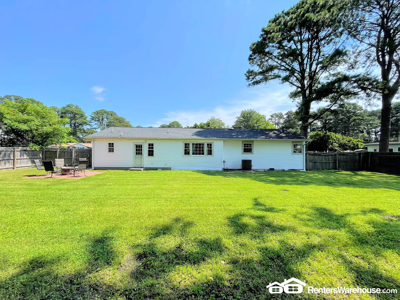 Beautiful Home With Huge Backyard! — Photo 2