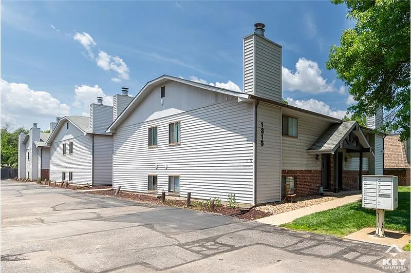 2 bed, 1.5 bath, 990 sqft, $950 — Photo 1