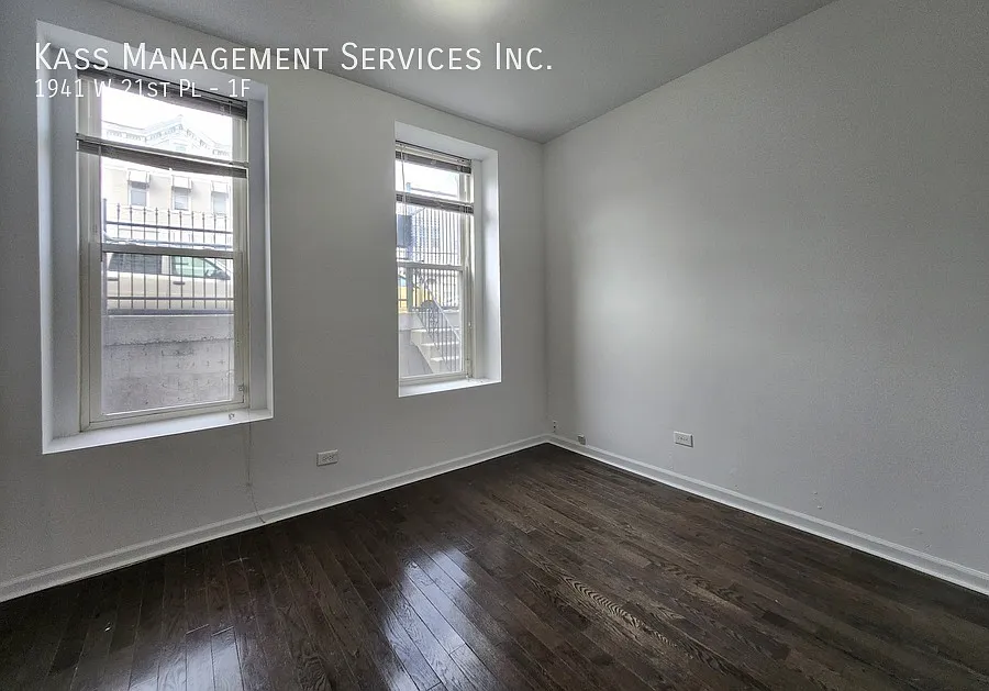 Building Photo - 1941 W 21st Pl #1F