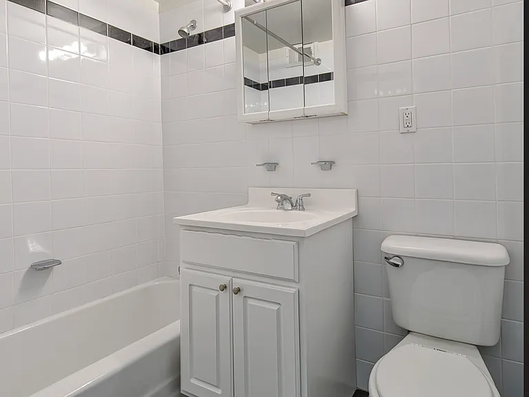 305 E 86th St #22DW — Photo 4