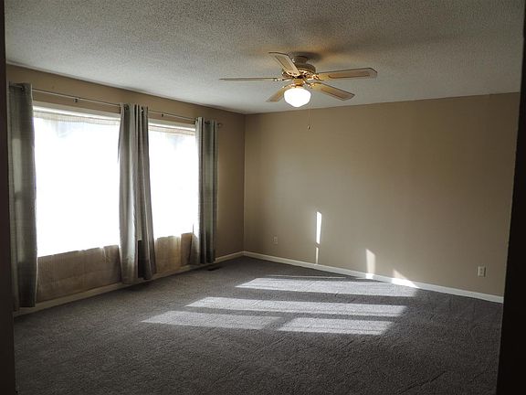 3rd image of 828 Northview Cv