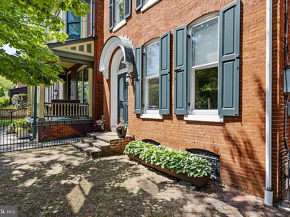 3rd image of 437 W Walnut St