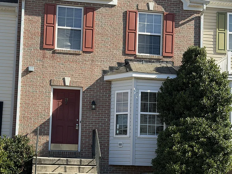 22 Litchfield Ln W — Photo 1