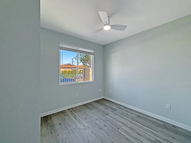 1056 N Lincoln St — Photo 12
