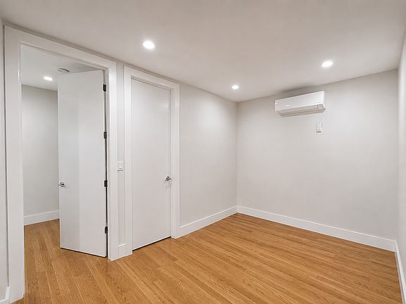 4th image of 82-06 Roosevelt Ave #3R