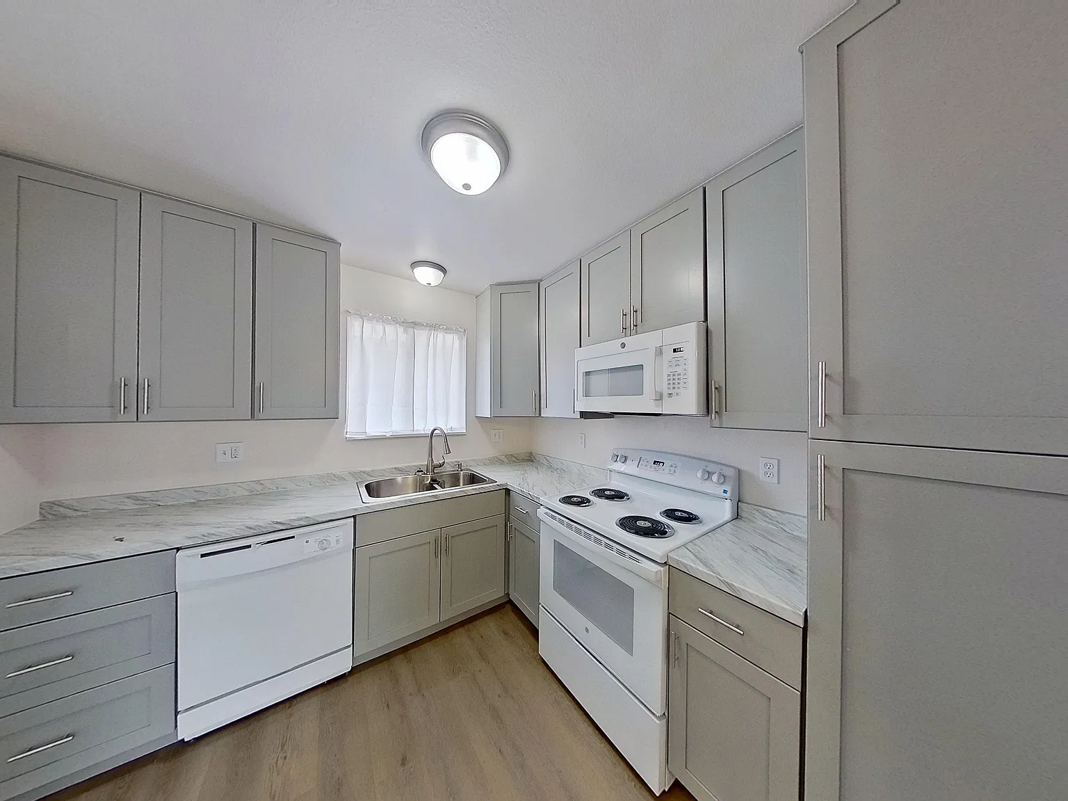 4 bed, 2100 sqft, $3,200 — Photo 2