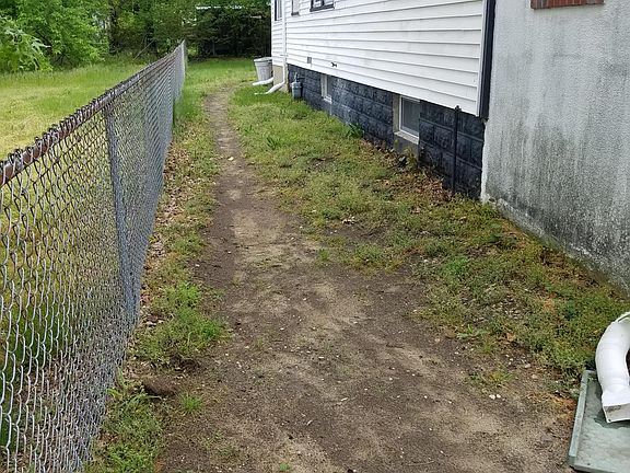 Side Left Yard