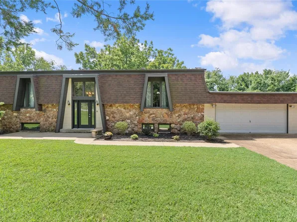 1054 Timberline Dr, Fenton, MO 63026