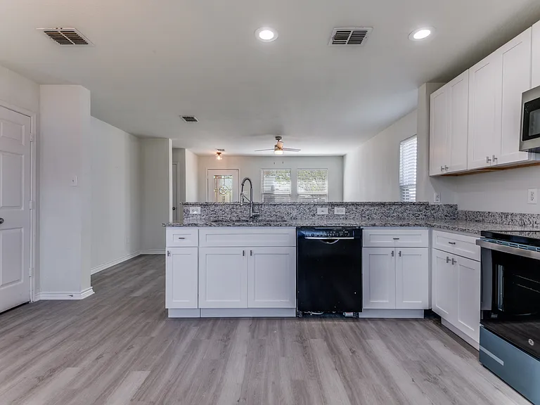 312 Stanford Dr — Photo 4