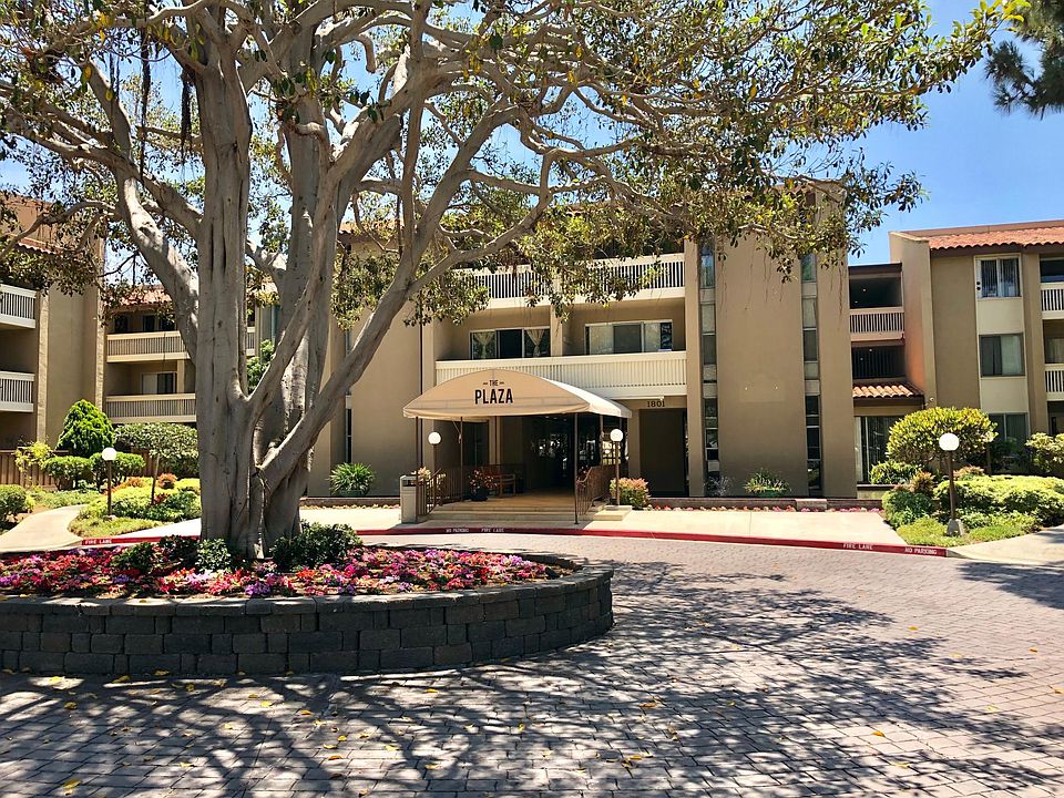 Main entrance- Closest Entrance to this condo is to the left