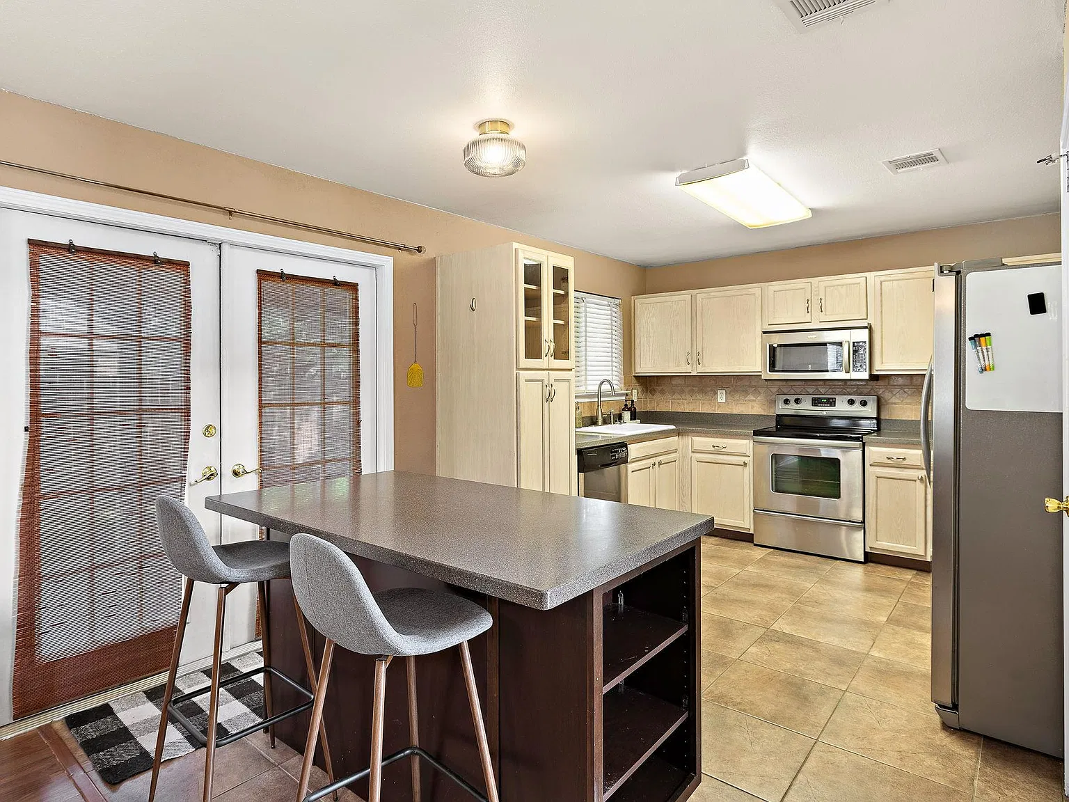 3 bed, 2.5 bath, 1636 sqft, $2,075 — Photo 1