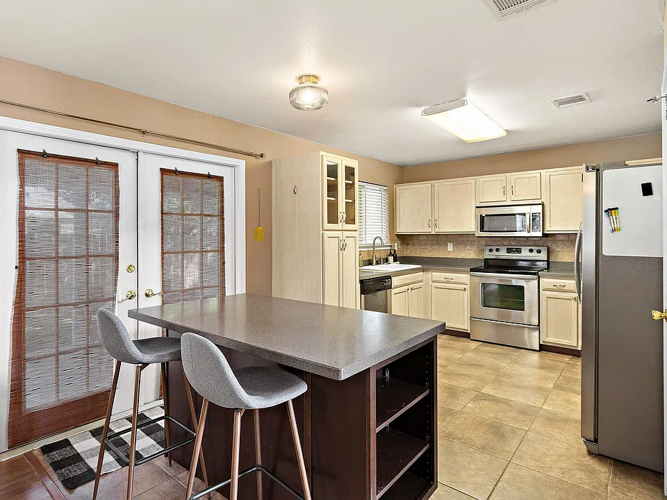 400 Debora Dr