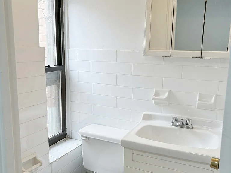 349 E 51st St #5RE — Photo 7