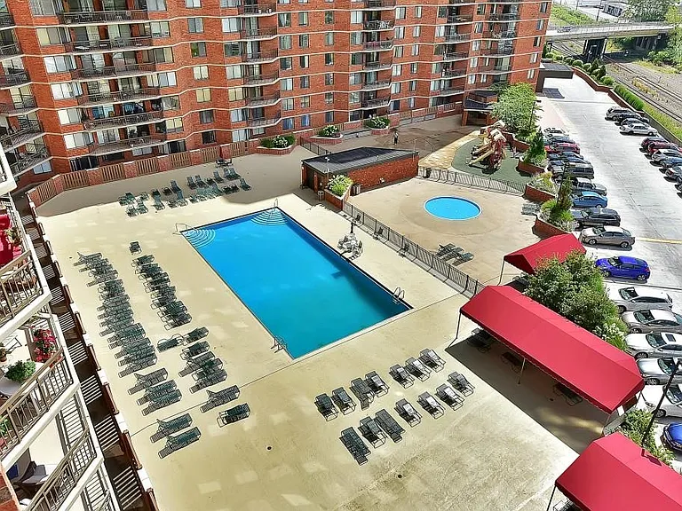 616 Harmon Cove Tower — Photo 4